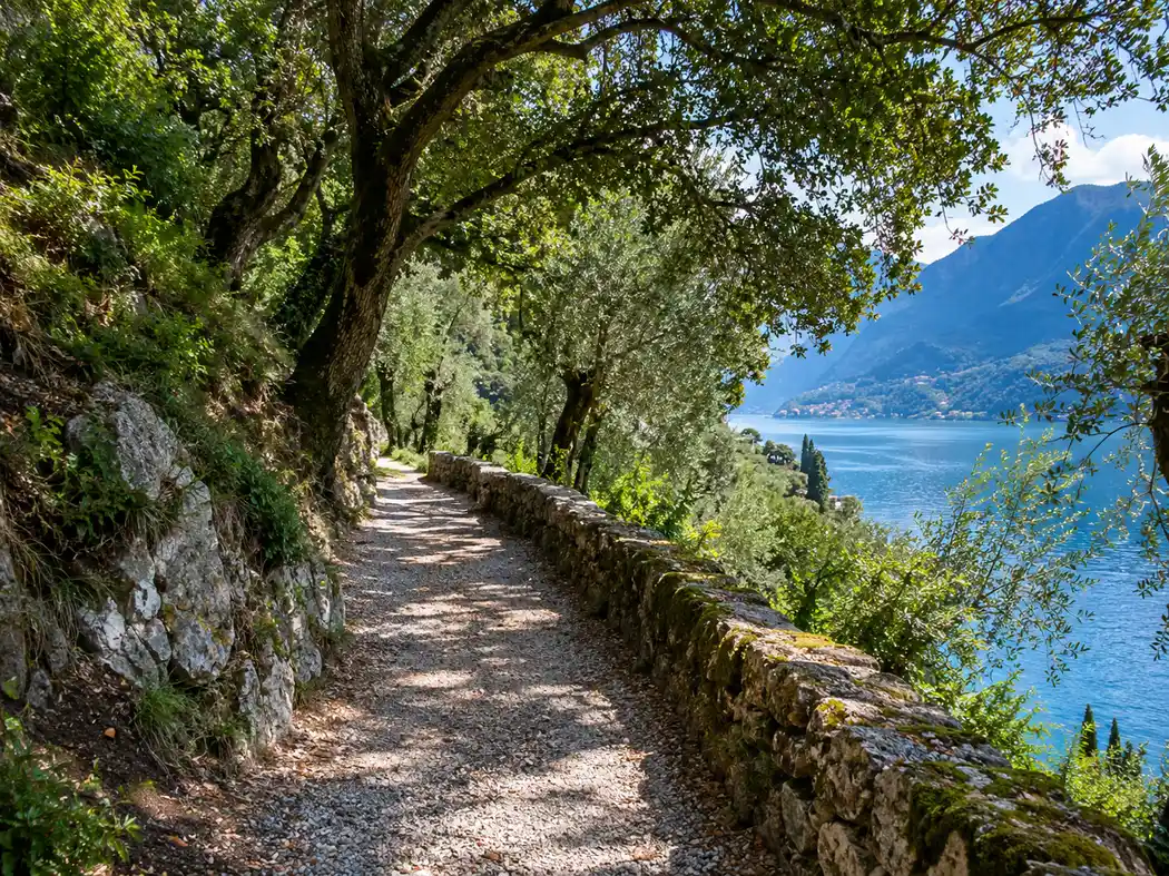 The Lavedo path from Lenno: 20-25 minutes on foot, uphill in stretches